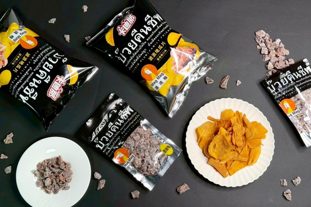 泰國果乾品牌Mag Mag還魂梅，與人氣波浪地瓜片卡迪那，兩大品牌攜手推出全新聯名「波浪地瓜片-還魂梅口味」。（圖／品牌提供）