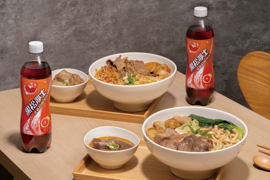 「潮味決湯滷專門店」6月起聯名「黑松沙士」推出「柚惑肉食主義套餐」，點購聯名套餐，即可隨餐附贈黑松沙士清新紅柚風味乙瓶。（圖／品牌提供）