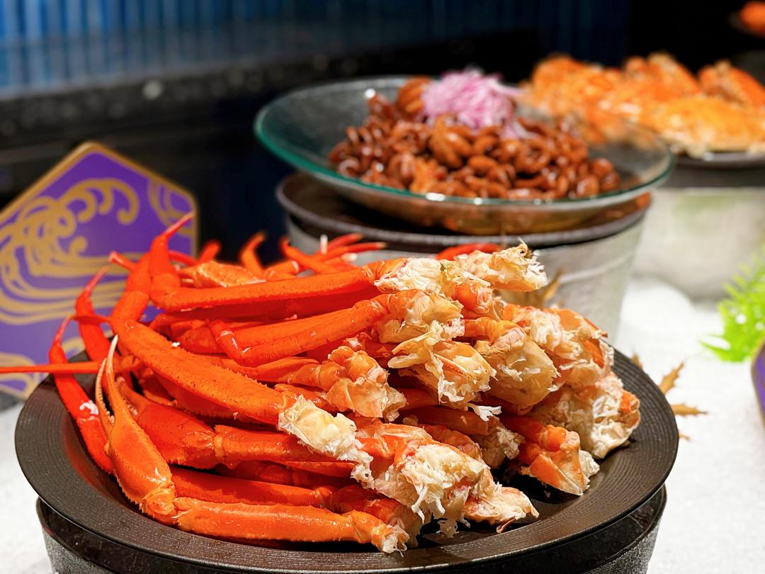 巨大帝王蟹腳提供吃到飽，是旭集受到歡迎的熱門食材。（圖／記者郭宣暄攝）