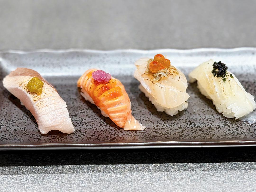 由左至右為炙燒獅魚柚子胡椒、炙燒鮭魚肚、炙燒鰈魚鰭邊肉與蟹膏炙燒上品干貝。（圖／記者郭宣暄攝）
