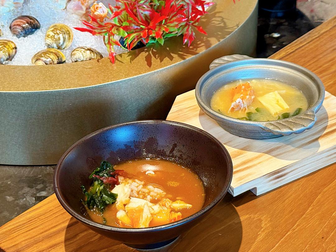 龍蝦湯泡飯與帝王蟹味噌湯，湯頭鮮美暖胃。（圖／記者郭宣暄攝）