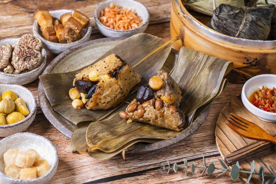 膳馨餐飲集團推出3款肉粽，經典「古早味肉粽」，及為素食消費者推出的「紅藜珍菇素粽」。（膳馨提供）