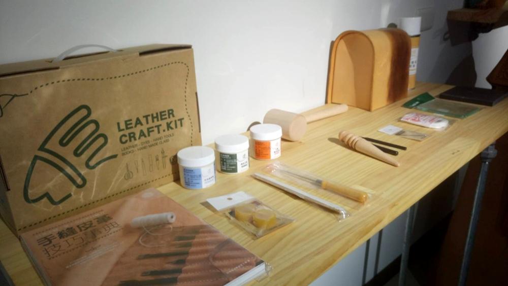 印地安皮革創意工場5月期間更推出植鞣牛皮材料包9折優惠，讓民眾感受手作的溫度與成就感，做出一份「禮輕情意粽」的手工皮件好禮。（新北經發局提供）