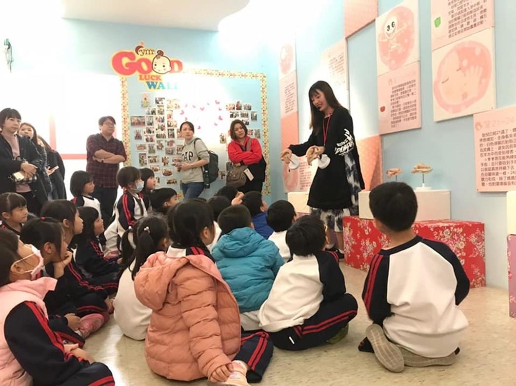 玉美人孕婦裝觀光工廠透過導覽與孕婦模擬體驗，引導孩子認識生命的起點，進一步體會媽媽懷胎十月的辛勞。（記者陳奕劭攝）