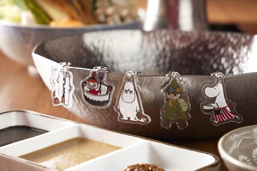 全台黑毛屋6月1日起推出《黑毛屋X姆明Moomin》扭蛋活動，消費每滿千元抽一次，有機會獲得姆明經典角色吊飾。（圖／品牌提供）