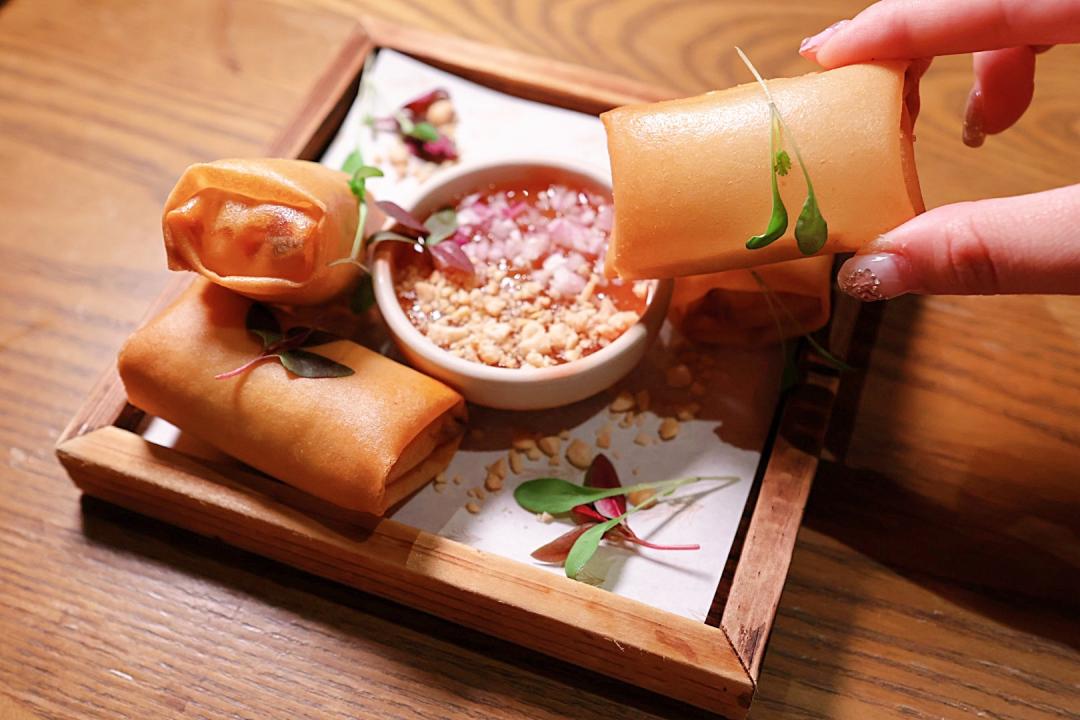 「蝦春捲｜蟹味噌｜蝦辣醬｜檸檬葉」單點價格480元。（圖／記者郭宣暄攝）