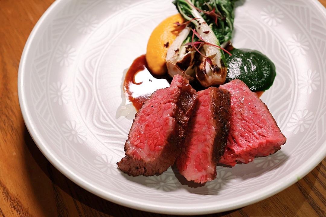 「美國牛小排｜ 水豆豉｜ 酸菜」單點價格1,680元。（圖／記者郭宣暄攝）