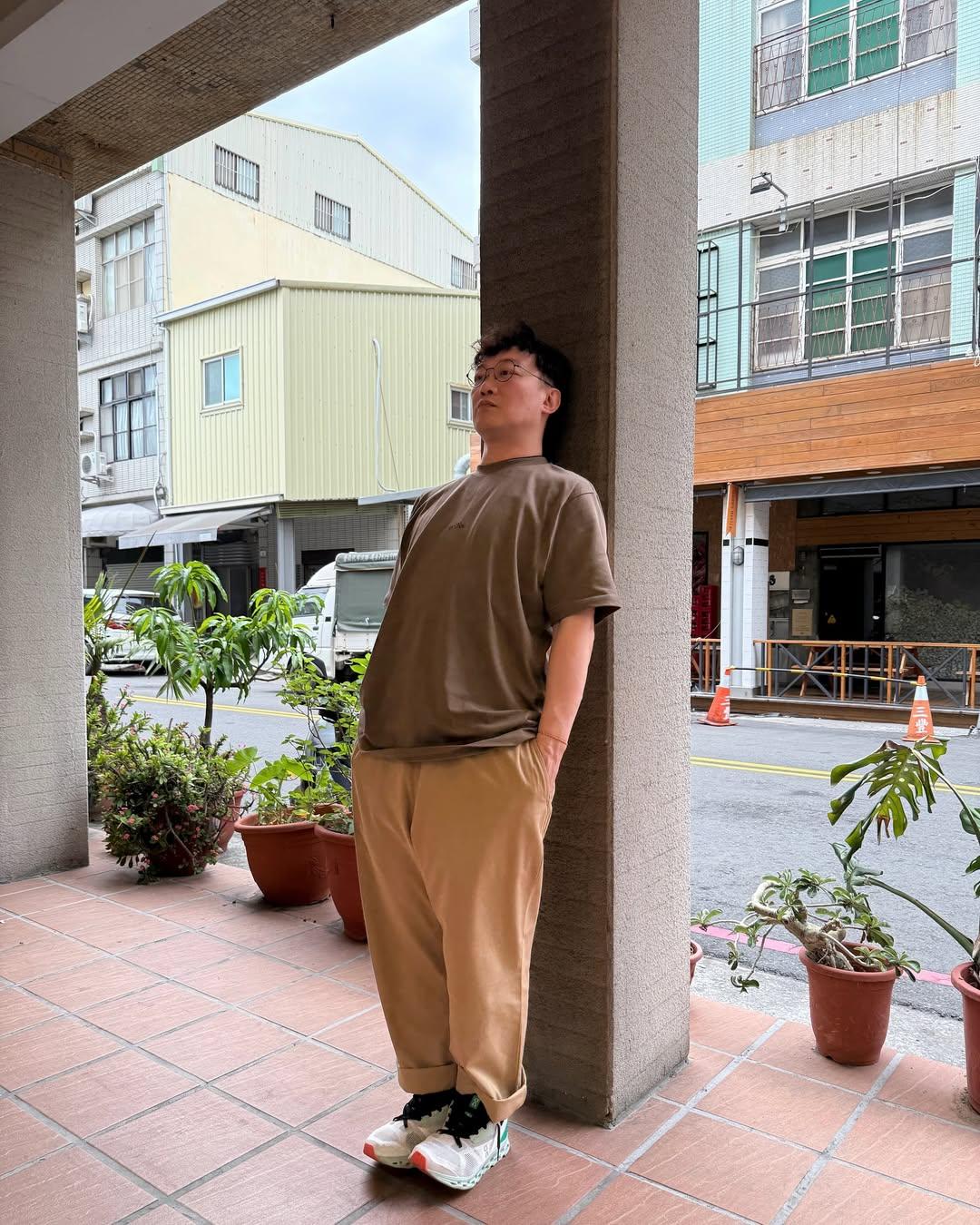 陳奕迅在店家前倚靠過的牆柱，成為新的打卡熱點，他還笑稱「站了半天都沒人來找我，果然很休閒。」（圖／翻攝自IG)