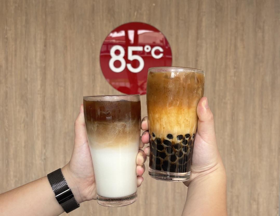 85℃在6月1日當天推出4款大杯拿鐵咖啡，第二杯半價優惠。（圖／業者提供）