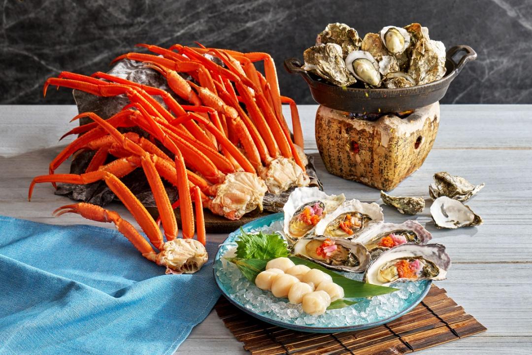 假日再加碼生蠔料理、鹽煎天使紅蝦、松葉蟹腳、雪蟹腳及現做蟹膏手卷無限供應。（圖／業者提供）