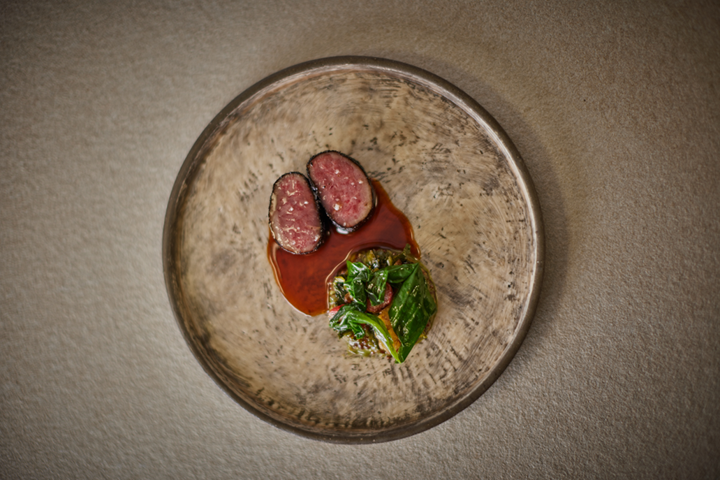 Restaurant Allen招牌菜色「香煎小羊腰肉佐在地穀物與春季野菜」。（圖／業者提供）