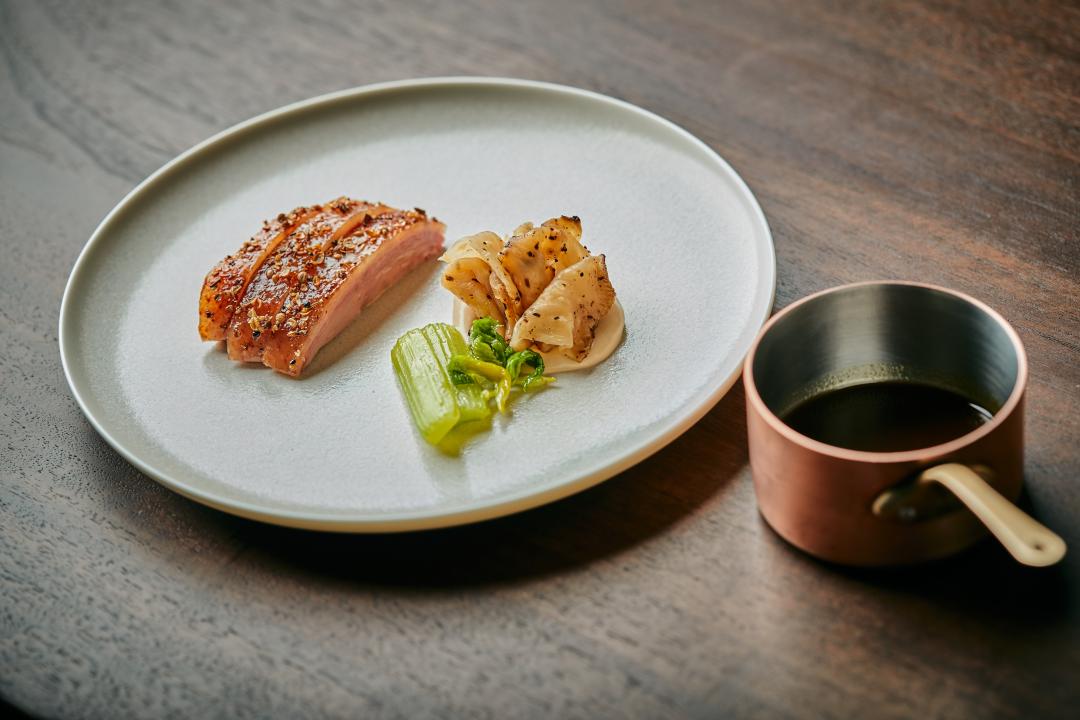 招牌菜色「香煎鴨胸佐西芹與塊根芹」。（圖／業者提供）