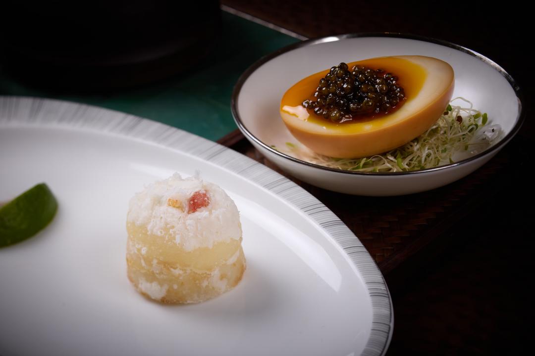 香港麗晶軒開胃前菜是由黑魚子煙燻蛋搭配龍帶玉梨香。（圖／業者提供）