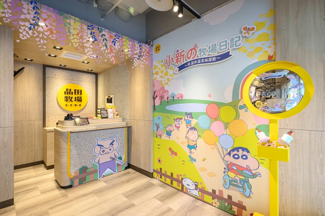 與聯名餐點、周邊商品或店內裝飾佈置合照，上傳至個人IG限動並標記品牌官方帳號，就有機會抽中只送不賣的聯名好禮。（圖／業者提供）