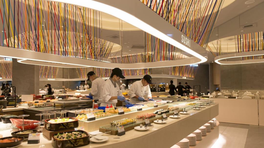 漢來海港桃園台茂店將進行品牌升級大改裝，限時推出憑餐券享5人同行1人免費優惠。（圖／業者提供）
