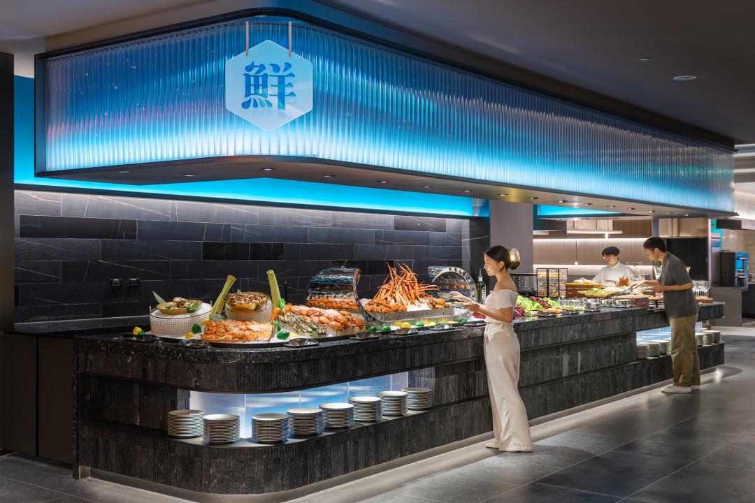 「島語」首創一島檯配一餐酒的獨特性用餐體驗，預計為桃園自助餐市場注入全新能量。（圖／業者提供）