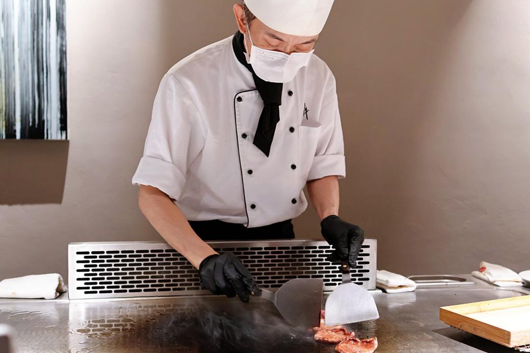 「私・犇 鐵板燒」提供午間、晚餐兩套不一樣的菜色內容。（圖／記者郭宣暄攝）