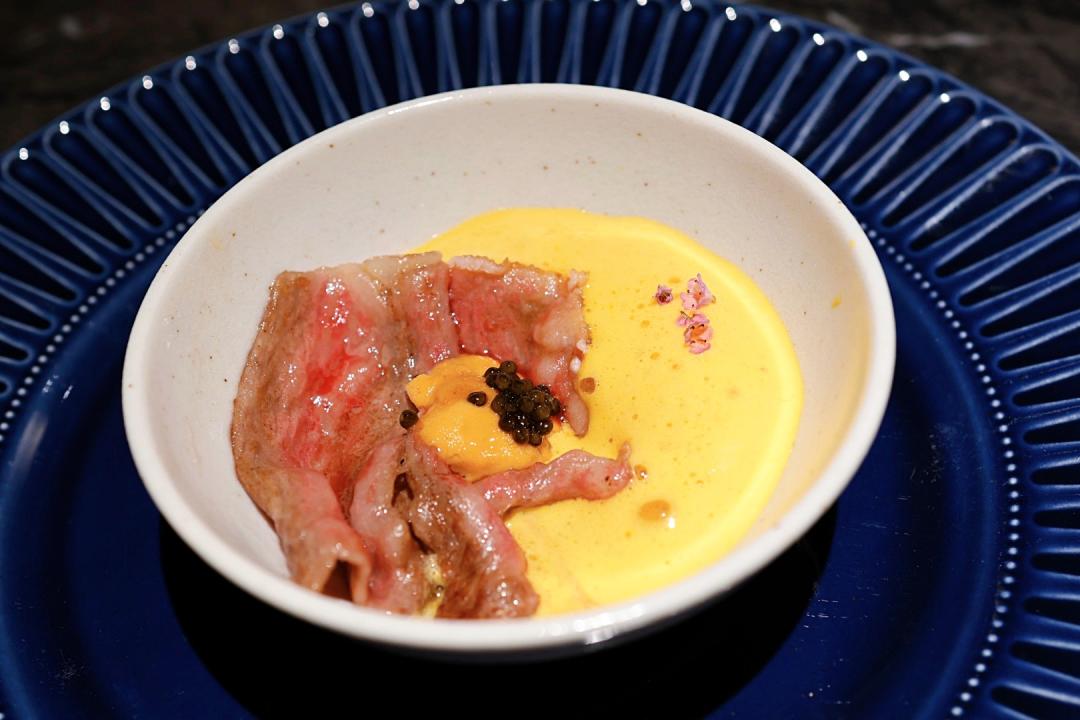 「月見海膽和牛捲A5」搭配升級版的特製月見醬汁。（圖／記者郭宣暄攝）