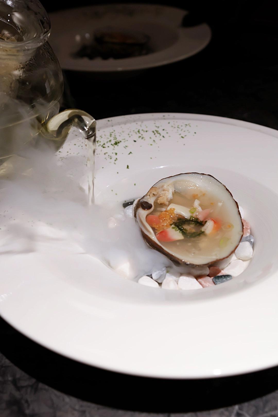 「蒜酥粉絲活北寄貝」鮮味十足，上桌充滿儀式感。（圖／記者郭宣暄攝）