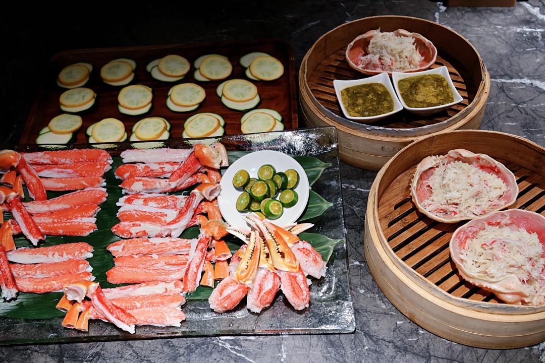 「私・犇 鐵板燒」在料理前會向顧客展示澎湃的食材。（圖／記者郭宣暄攝）