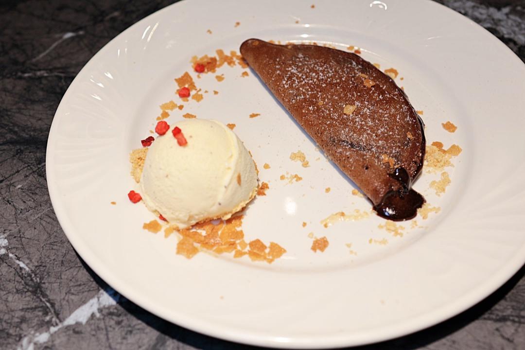 「朱古力La crepe佐巴芮碎片」散發濃郁的巧克力香氣，一點都不甜膩。（圖／記者郭宣暄攝）