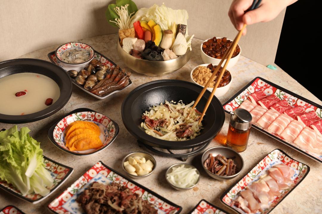 「芡芳石頭火鍋」桌邊爆香食材更添火鍋美味。（圖／業者提供）