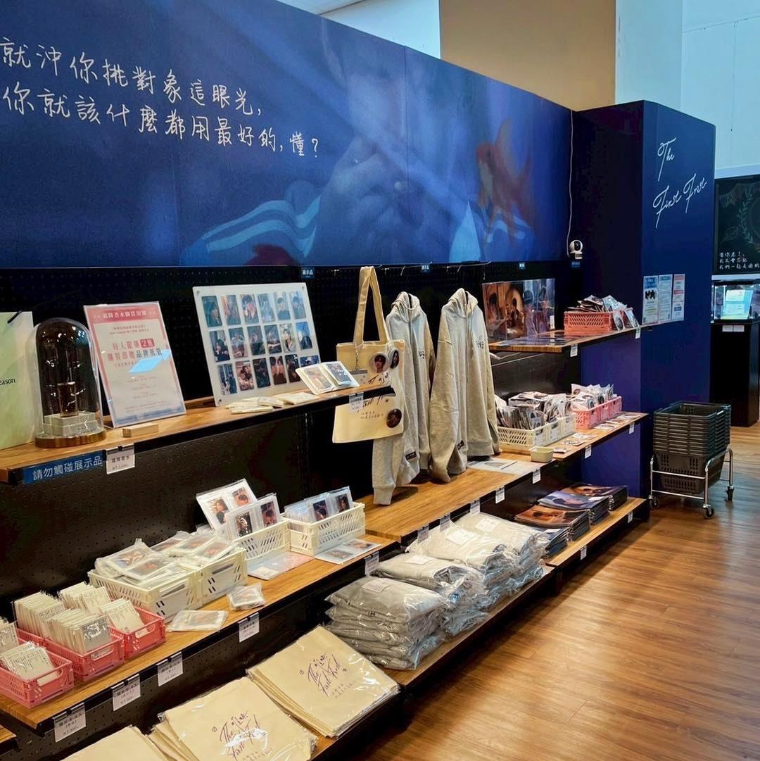 多款限定周邊消費滿額還贈送明星小卡、簽名海報。（圖／翻攝自FB辰星計畫 Star Plan）