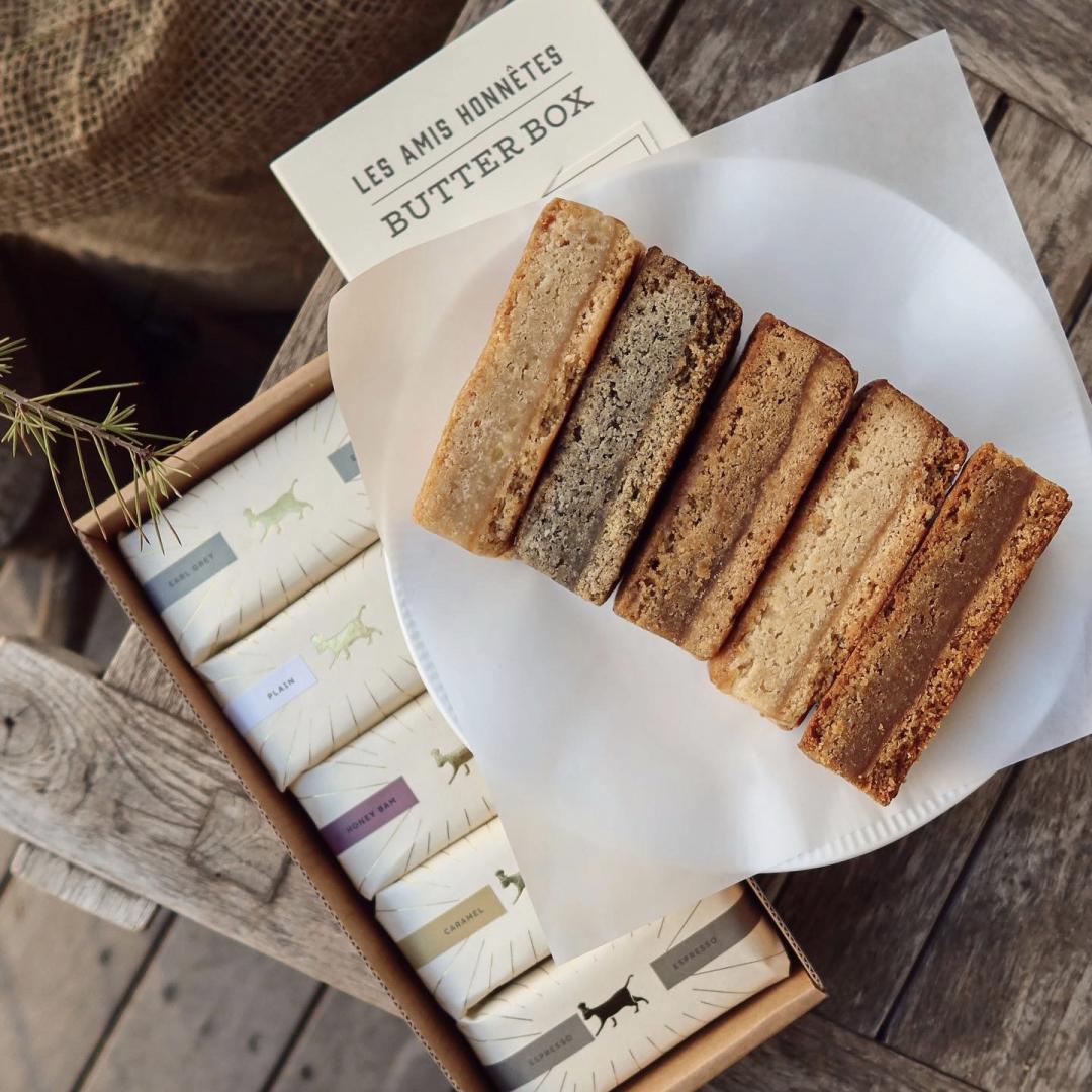 首度登台的「Butter Bar 磚蛋糕」，是介於磅蛋糕與瑪德蓮之間的創新美味，每盒5入售價980元。（圖／台北晶華酒店提供）