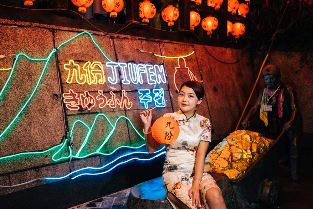 展現礦業歷史的豎崎路小公園《夜色九份》。（圖／新北市觀光旅遊局提供）