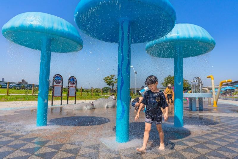 三重「海世界水樂園」以水母、寄居蟹等海洋生物造型打造戲水設施。（圖／新北市政府高灘地工程管理處提供）