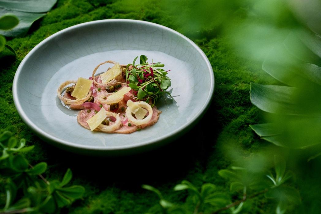 取材義式經典「卡帕喬（Carpaccio）」以小牛菲力薄片搭配帕馬森起司與圓芝麻葉。（圖／台南晶英酒店提供）