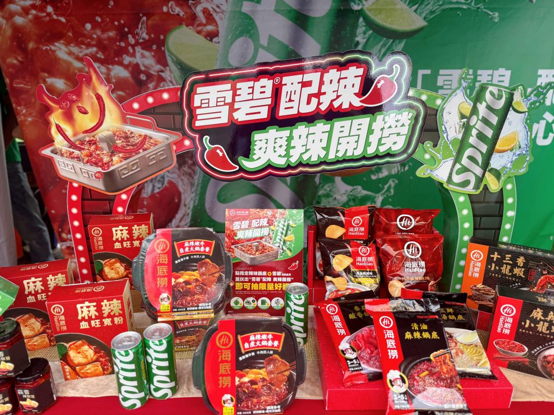 講出通關密語「雪碧®配辣，爽辣開撈」，就能現場參加抽獎拿好禮。（圖／記者郭宣暄攝）