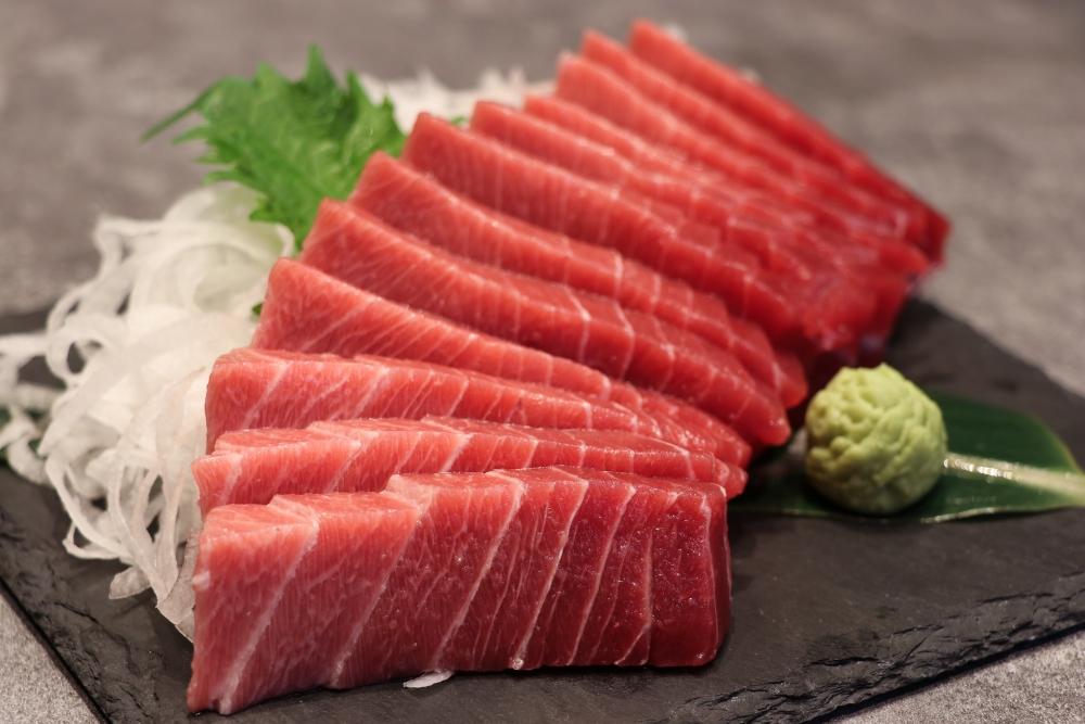 「黑鮪魚腹肉生魚片盤」每份售價3,380元+10%。（圖／業者提供）