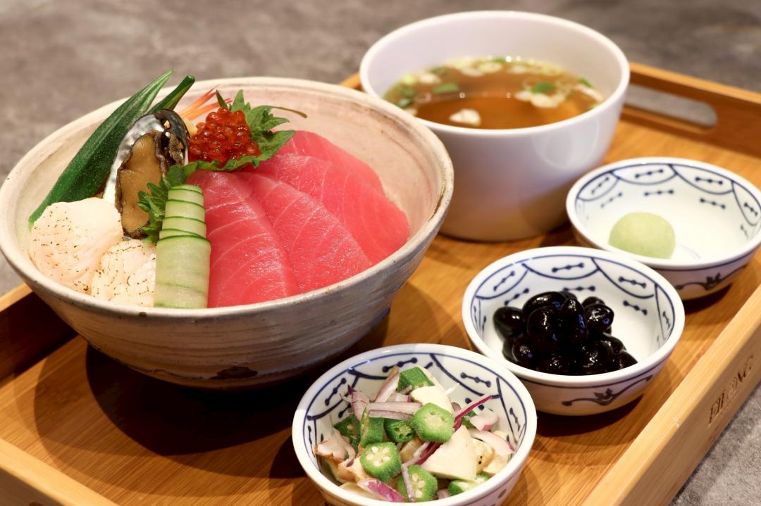 「黑鮪魚綜合生魚片丼飯」每份售價1,680元+10%。（圖／業者提供）