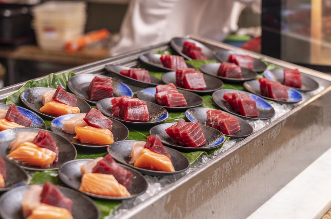 歐風館餐檯提供「黑鮪生魚片」吃到飽。（圖／業者提供）