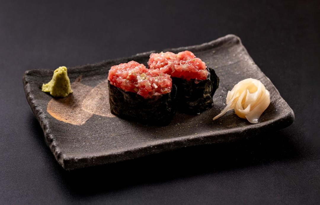 山里日本料理「黑鮪魚腦天軍艦」。（圖／業者提供）