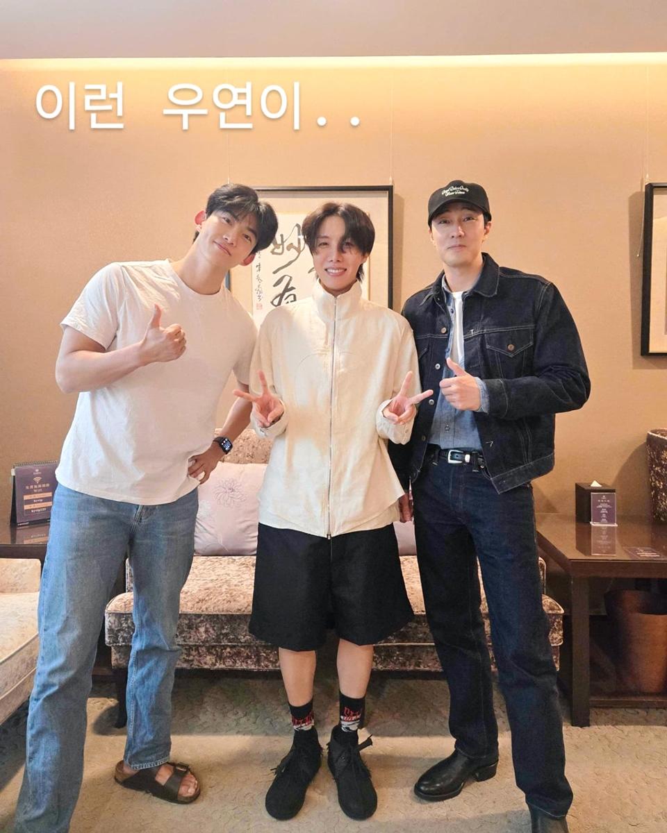 j-hope與韓國男神蘇志燮、玉澤演離台前在機場貴賓室留影。（圖／翻攝自j-hope IG）