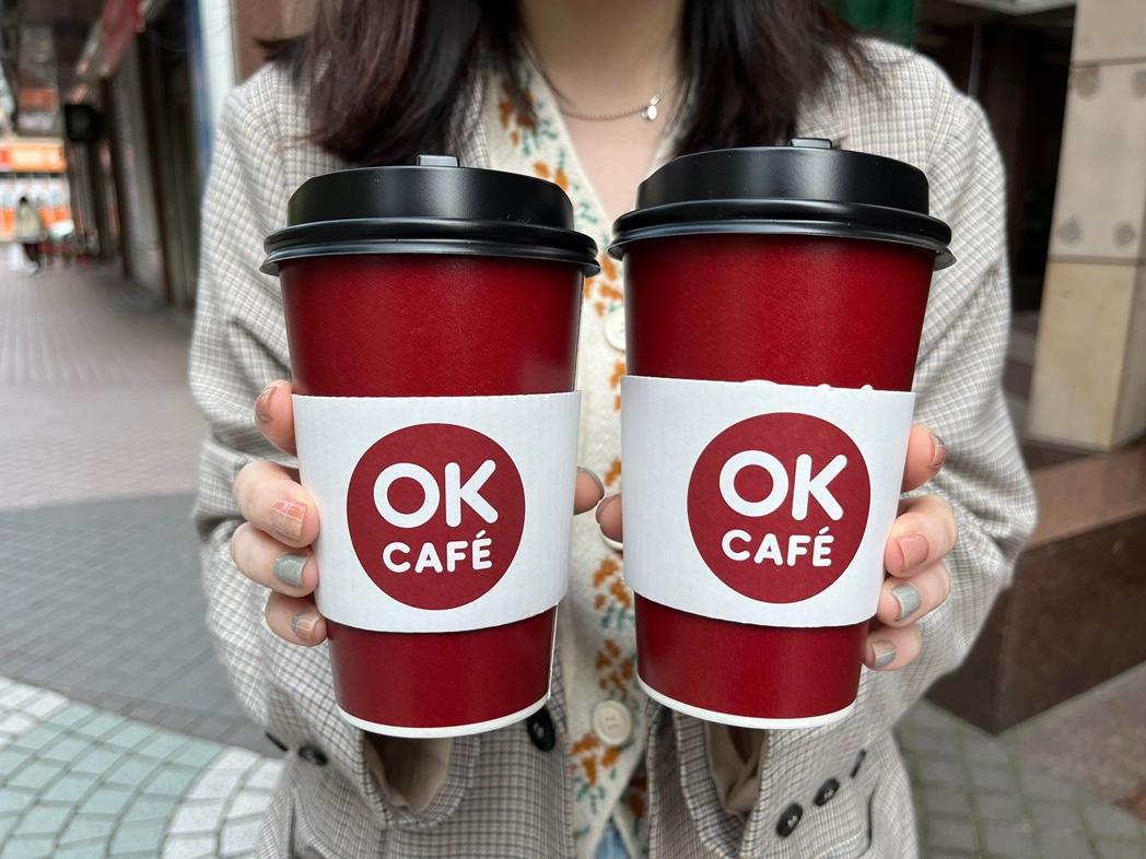 OKmart限時推出「特大杯莊園美式／拿鐵」同品項買2送1優惠。（圖／超商提供）