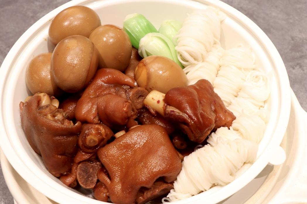 閏月藉由美食為長輩添福壽。台北士林萬麗酒店限時推出「臻品頤福 豬腳麵線禮盒」。（圖／飯店提供）