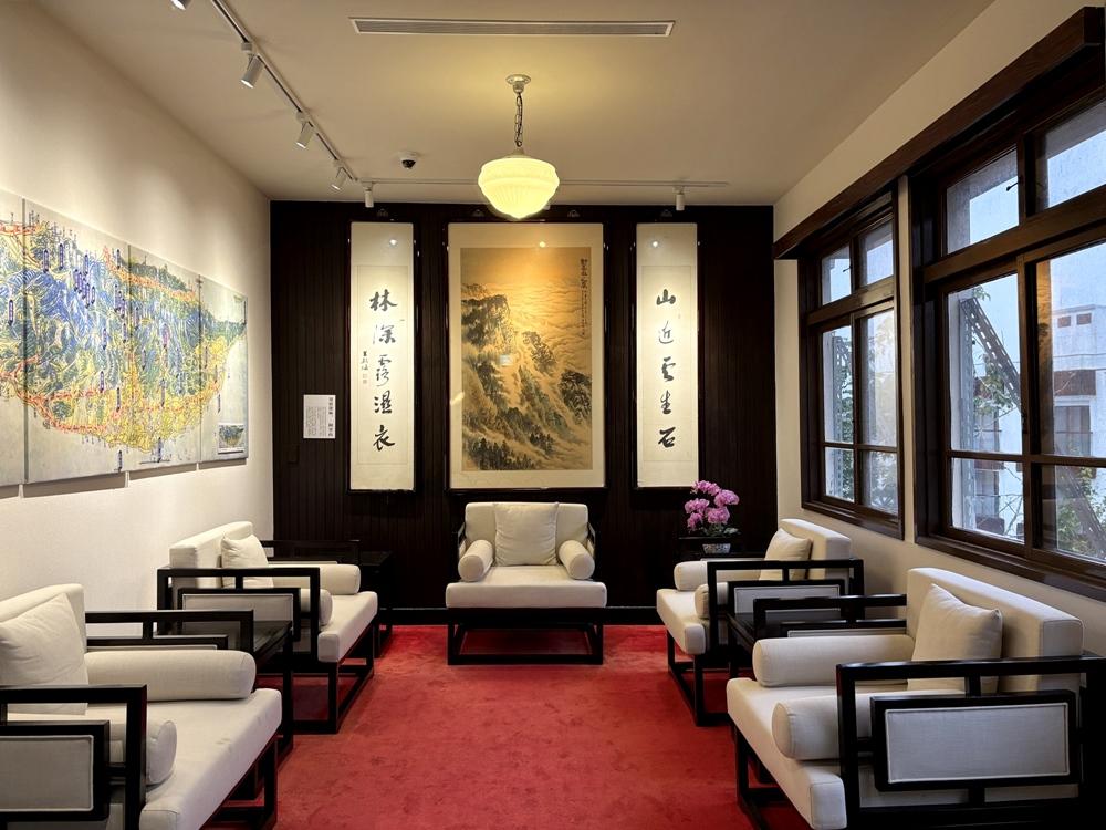 阿里山賓館設有多處休憩空間。（記者林志怡攝）