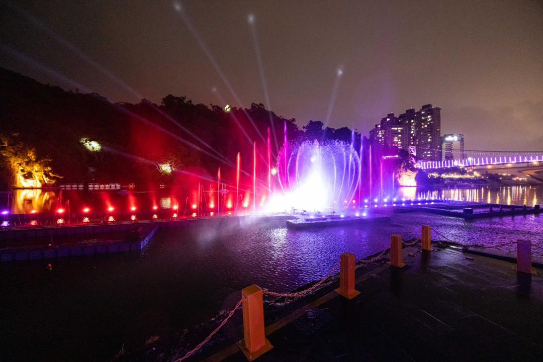 水舞表演每晚6點30分開始演出，搭配節奏感十足的音樂與水柱變化，是新北夏夜最吸睛的節目。