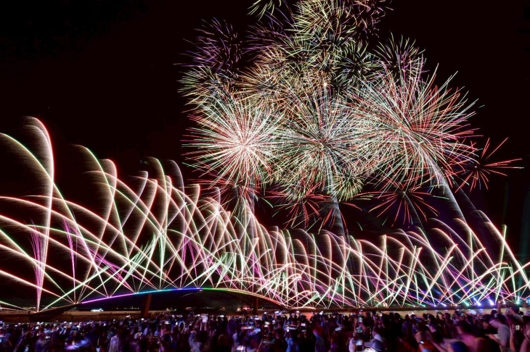 今年煙火秀從10分鐘加碼到12分鐘，結合10多種以上花色、6,838發的煙火華麗呈現。