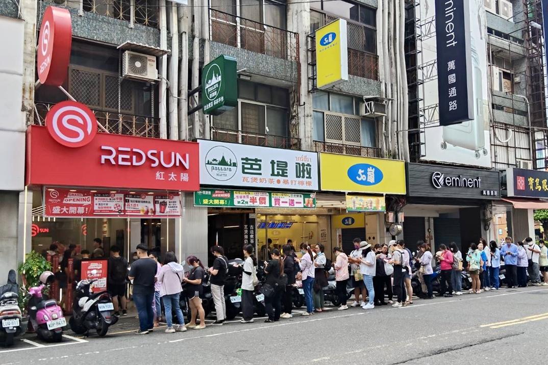 「紅太陽」今年5月嘉義文化店開幕，排隊人潮滿到嘉義地標噴水池。（圖／紅太陽提供）