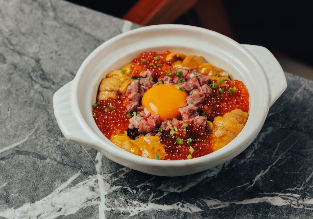 青杉燒肉先前菜單上的「海膽干貝鮭魚卵和牛炊飯」。（圖／青杉燒肉提供）