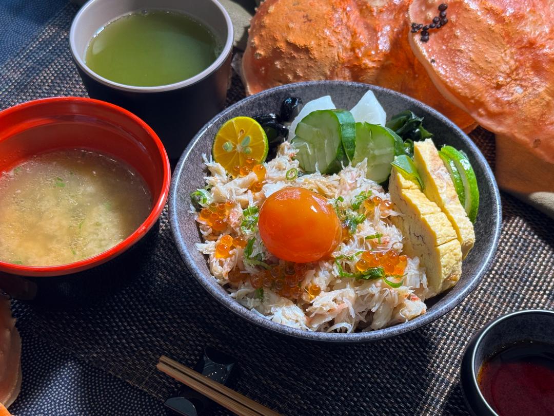 中和環球店開幕限定新品「松葉蟹丼」598元，選用鳥取縣松葉蟹肉，搭配爆漿鮭魚卵。（圖／業者提供）