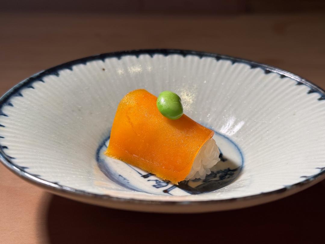「生烏魚子糯米飯與毛豆」以長岡主廚親自醃製的溏心烏魚子，搭配Q彈糯米飯。（圖／業者提供）