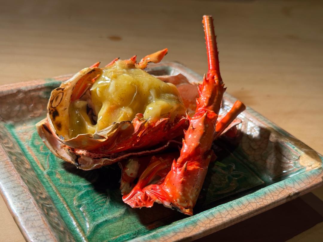 「龍蝦味噌燒」半熟的Q彈蝦肉裹滿蝦腦醬汁，鮮味十足。（圖／業者提供）