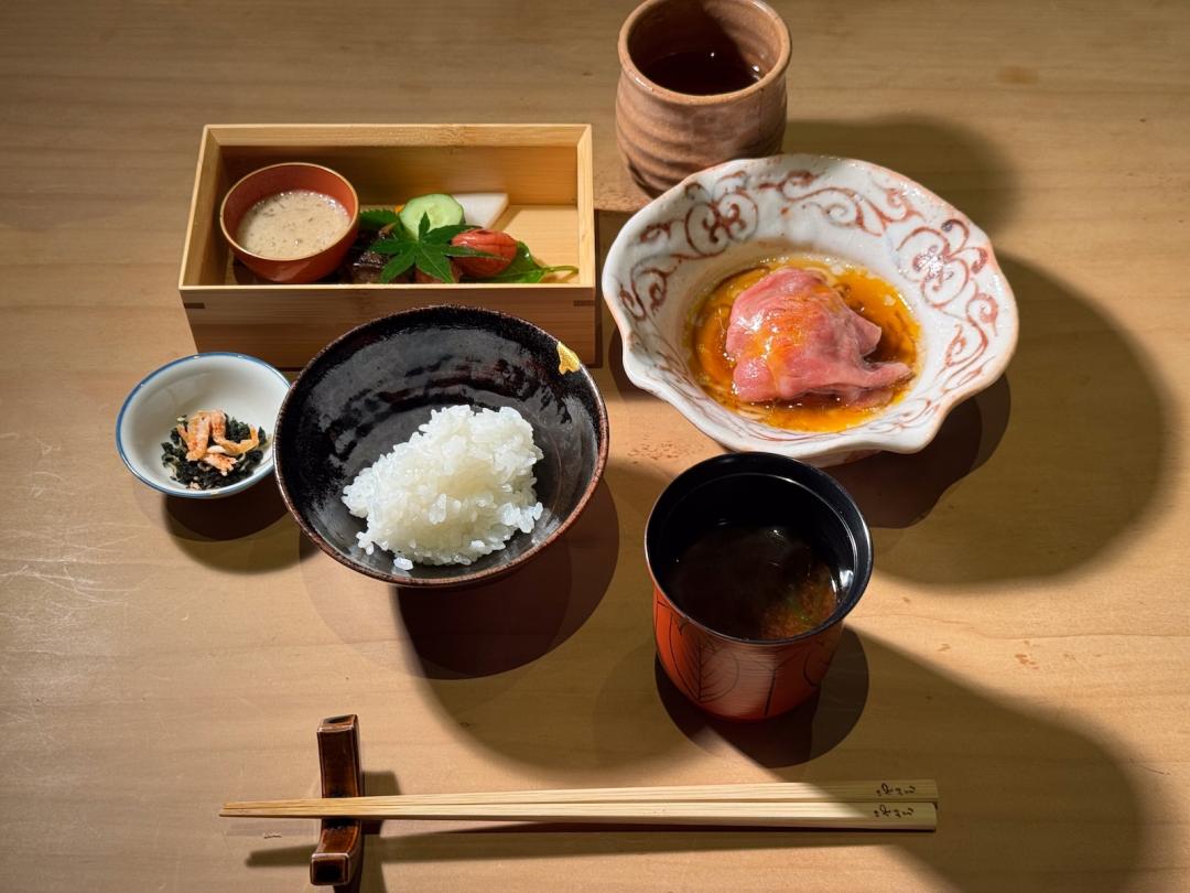 食事環節以和牛壽喜燒搭配現炊土鍋飯，誠意滿滿。（圖／業者提供）