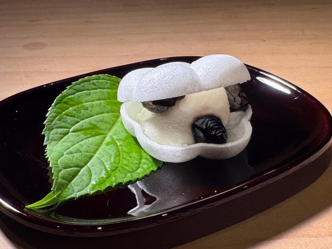 甜點「黑豆冰淇淋最中餅」使用超薄餅殼，搭配甜味清爽的冰淇淋。（圖／業者提供）