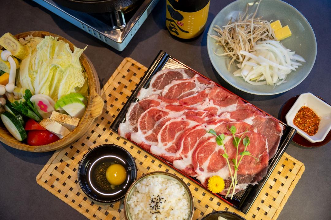 雙人壽喜燒套餐，以關東風醬汁烹煮肉品與蔬菜，搭配當季刺身，鮮美滋味令人回味無窮。（圖／業者提供）